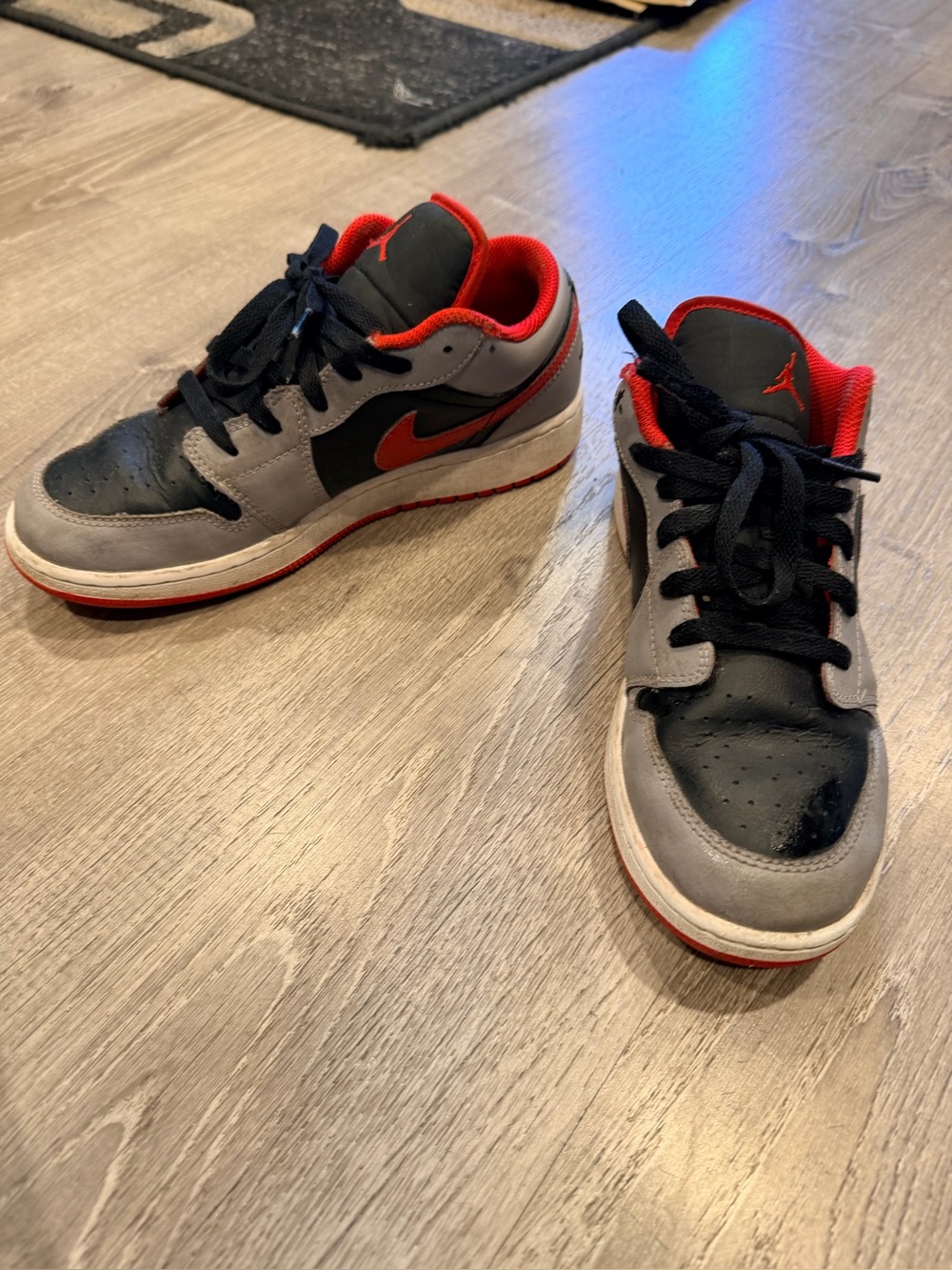 Jordan Air Jordan 1 Low (GS) Black/Gray/Red Leather Low Top Sneaker 6.5Y